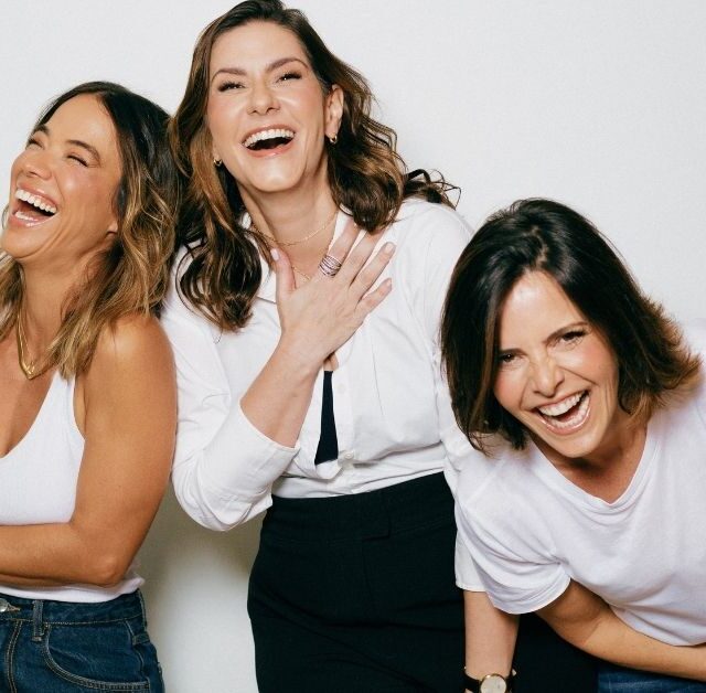 Mulheres em Chamas é um espetáculo corporativo com Camila Raffanti, Miá Mello e Juliana Araripe que aborda menopausa, saúde feminina e bem-estar com humor e informação.